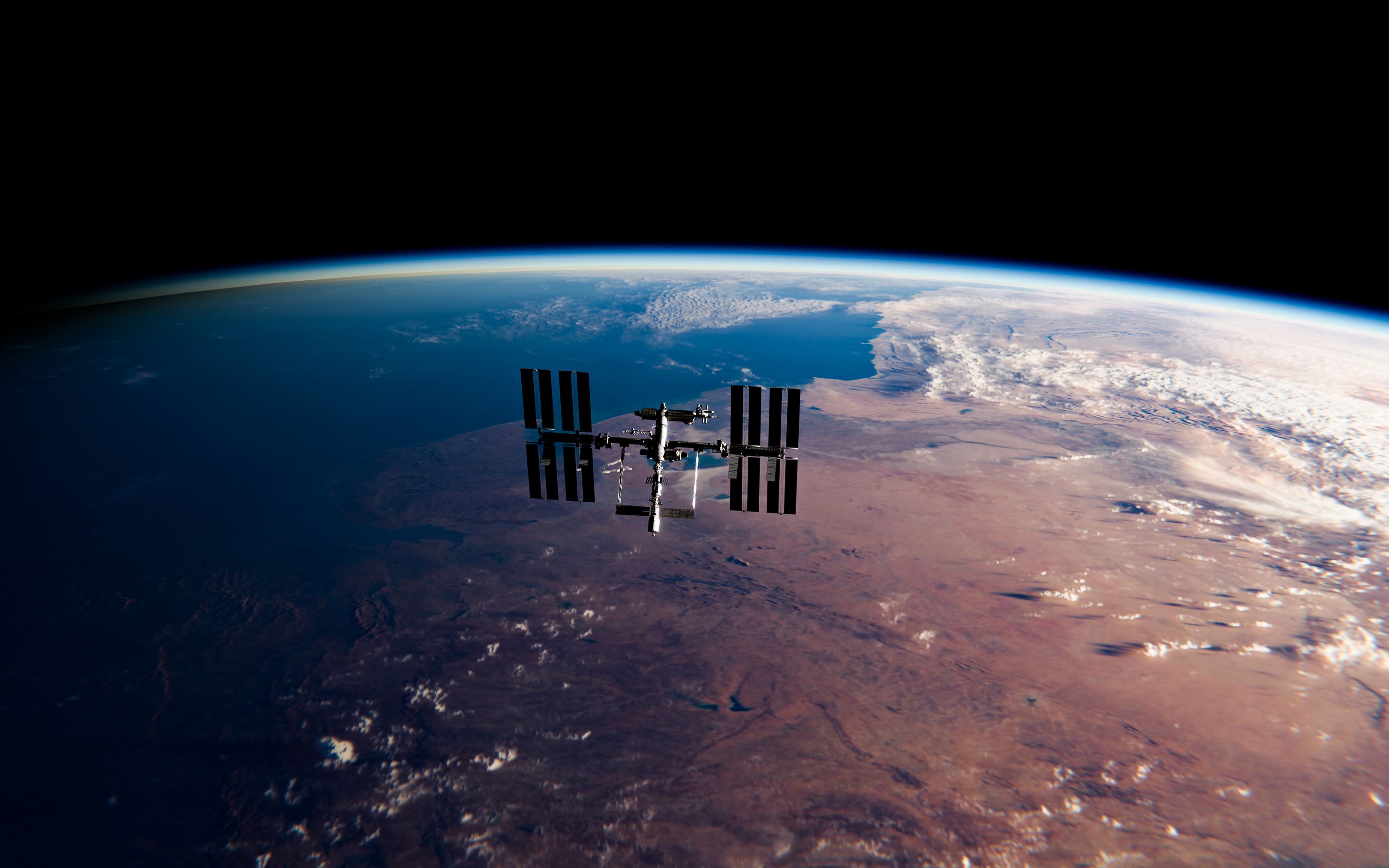 地球轨道上的空间站 地球云层