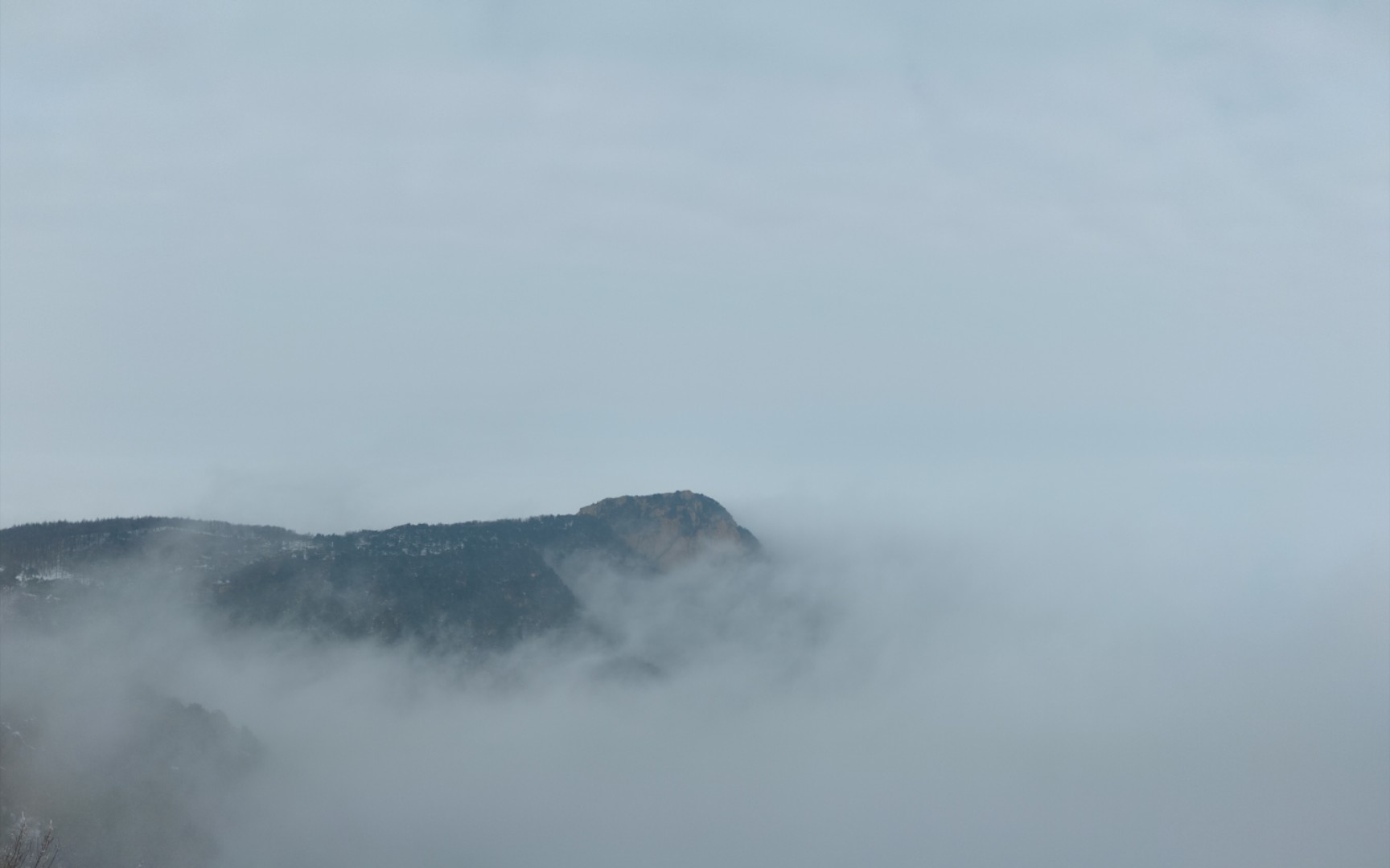 11月11日,登临泰山,适逢初雪,云海翻腾雾气缭绕,仙气飘飘,将所见按照