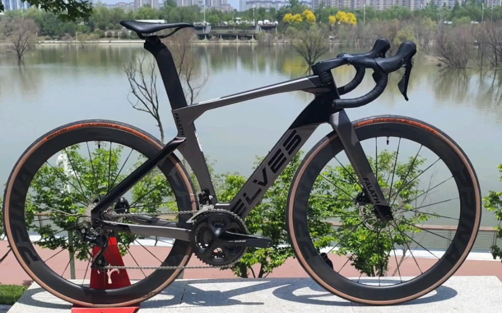 整车搭配7020大套.ppina碳辐条轮组.整车7.77kg.朋友们喜欢吗