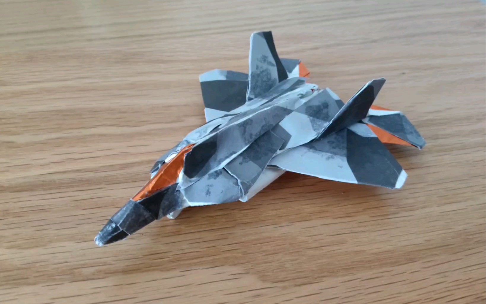 【折纸飞机展示】贴上迷彩后的f22起落架