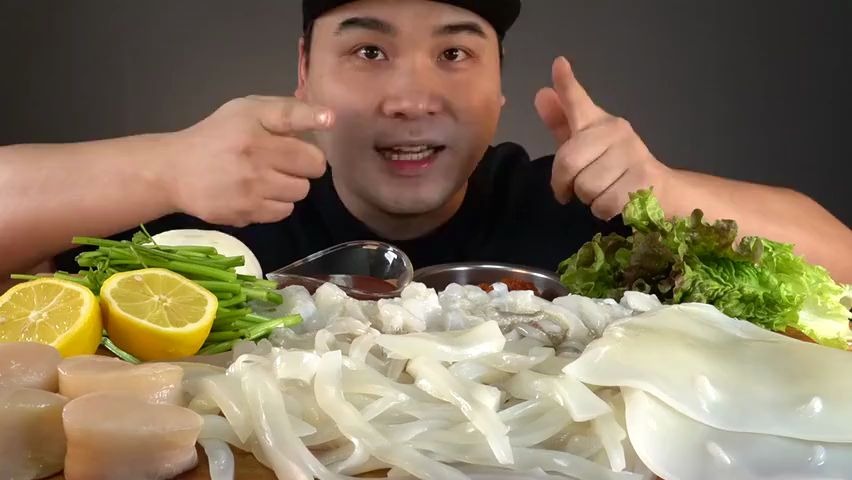 小胖子一个人生吃乌贼生鱼片,配上蔬菜萝卜酱料,太爽了