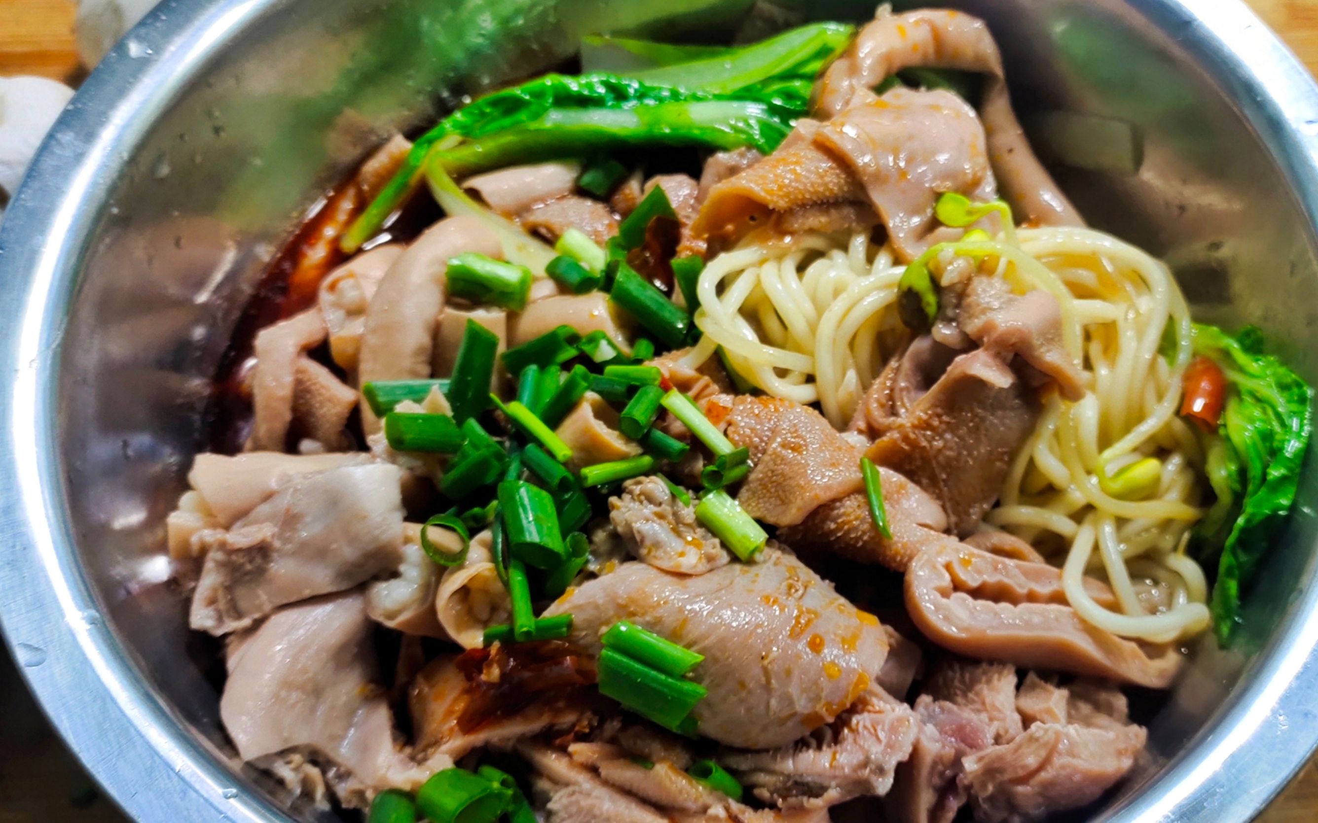 买几十块钱羊杂,做羊杂面条,羊肚羊肠真好吃,配大蒜吃过瘾了