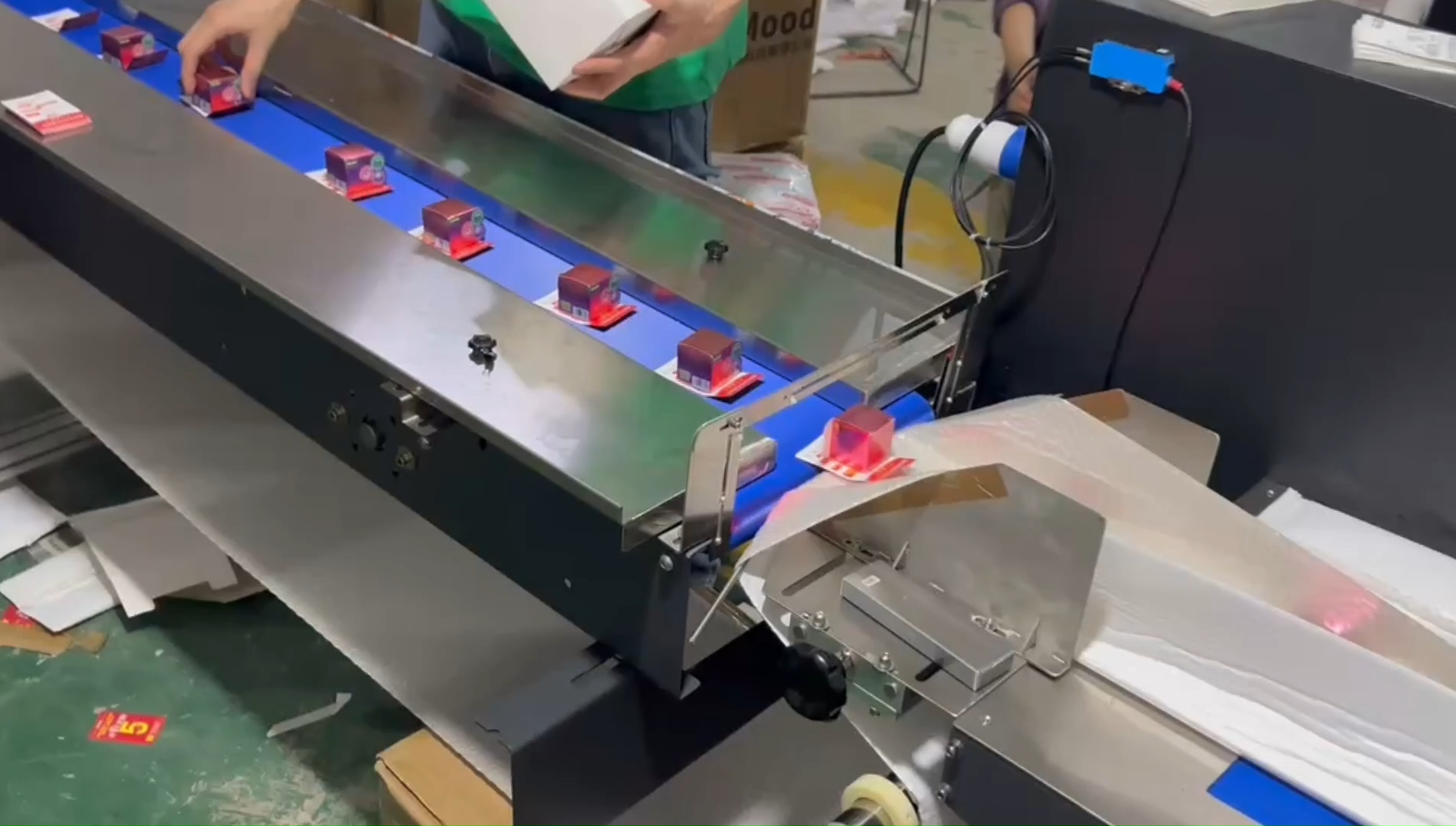 全自动衣服图书快递袋枕式包装机电商快递气泡膜打包机卷膜封口机