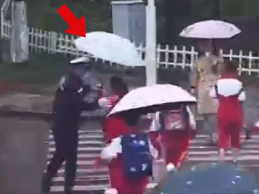 雨天学生把伞送给交警,交警又将伞送给没带伞的学生.一把雨伞撑起了爱的循环~哔哩哔哩bilibili