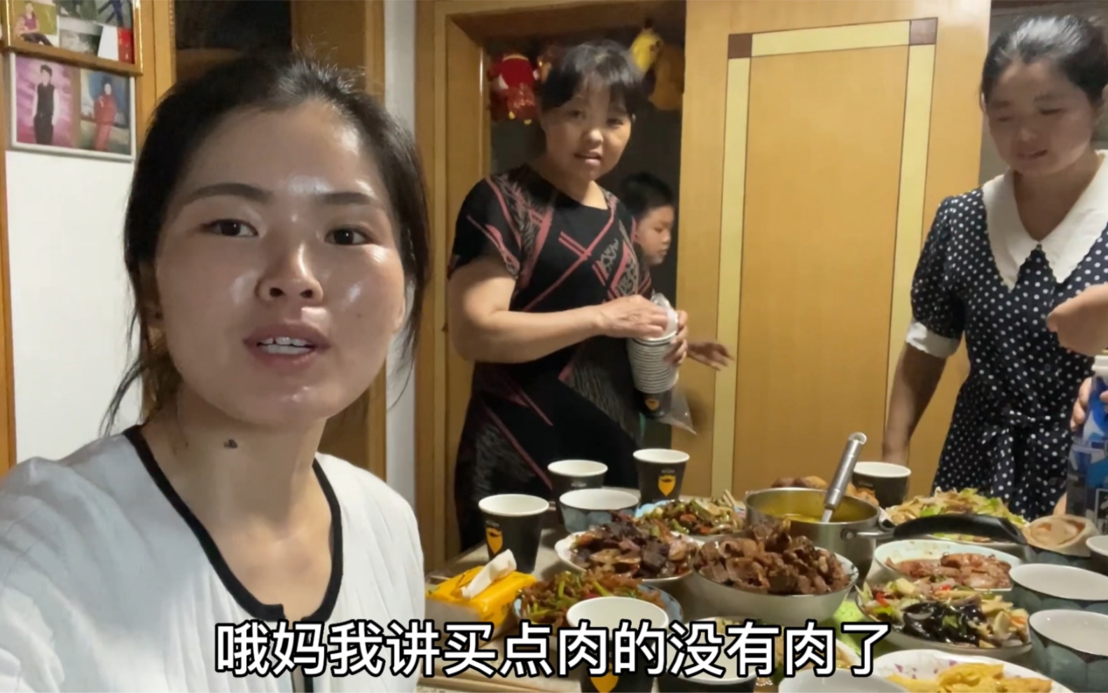 [图]端午节和姐姐回娘家吃饭，老妈烧了一桌饭菜，孩子们都高兴坏了