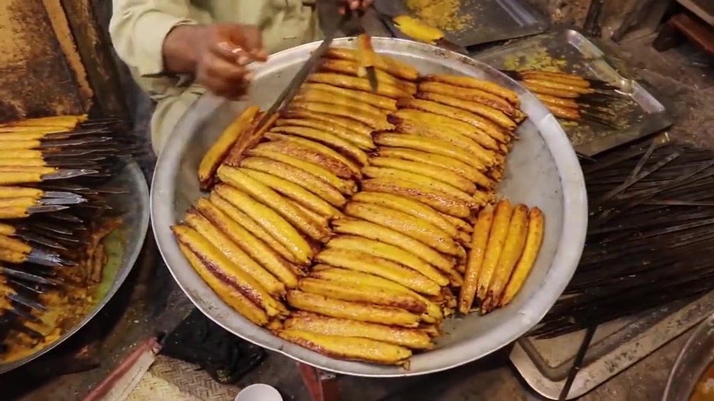 巴基斯坦传统烤肉串美食,这一天卖掉3000串,看着蛮有食欲