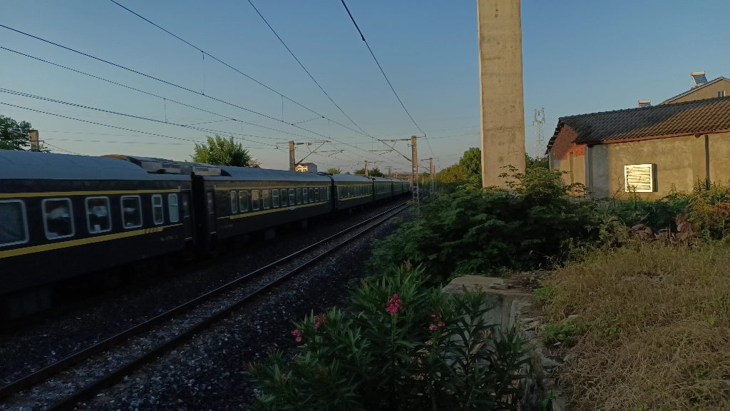 k2286次焦柳线上行通过,机车顶部带弓检,弓检爆闪灯好评!