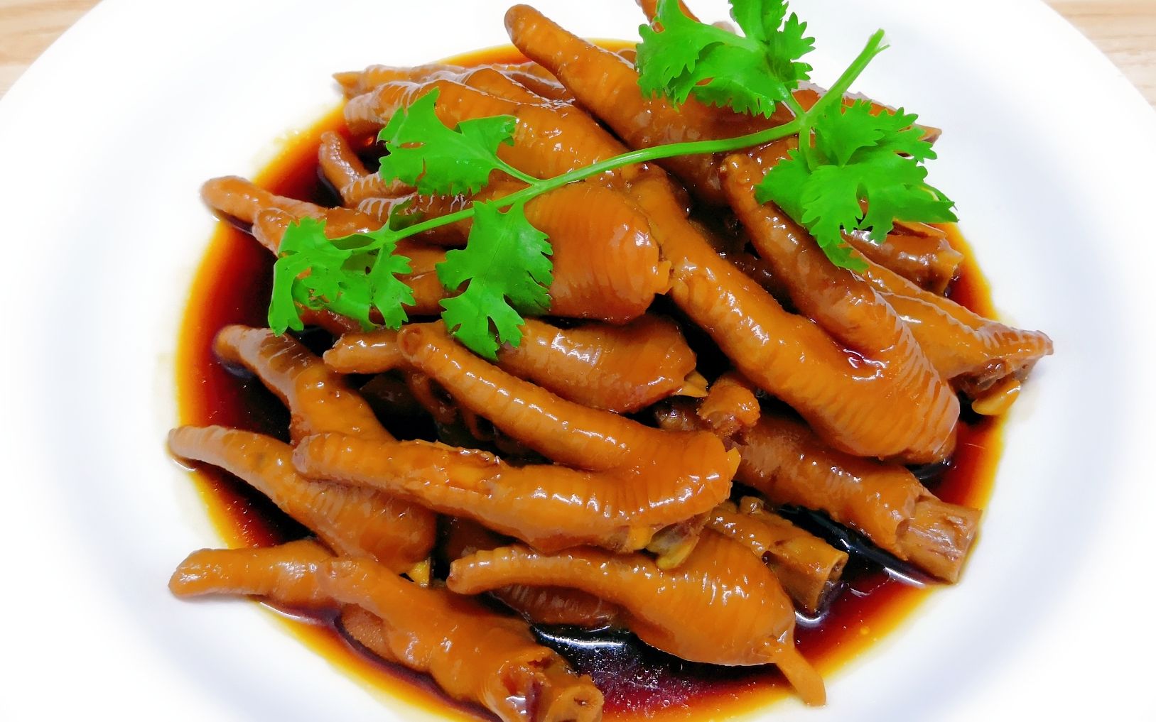 家常美食:豉油皇凤爪制作方法分享,用料简单,酱香浓郁,吃完还要舔手!