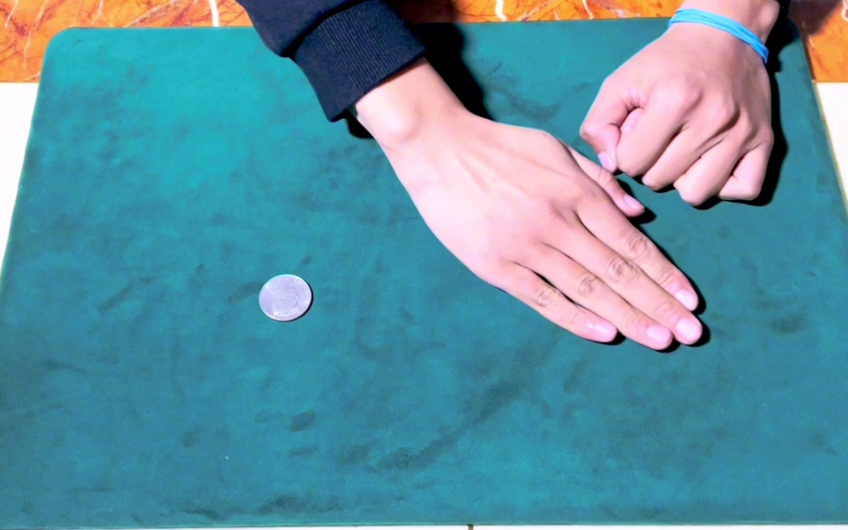 魔术大揭密:两枚硬币是如何瞬间集合在一起