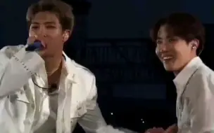 Download Video: 【BTS】190512锡锡想耍帅,先是差点没蹲稳，又撞到了大俊怀里kkkkkkk