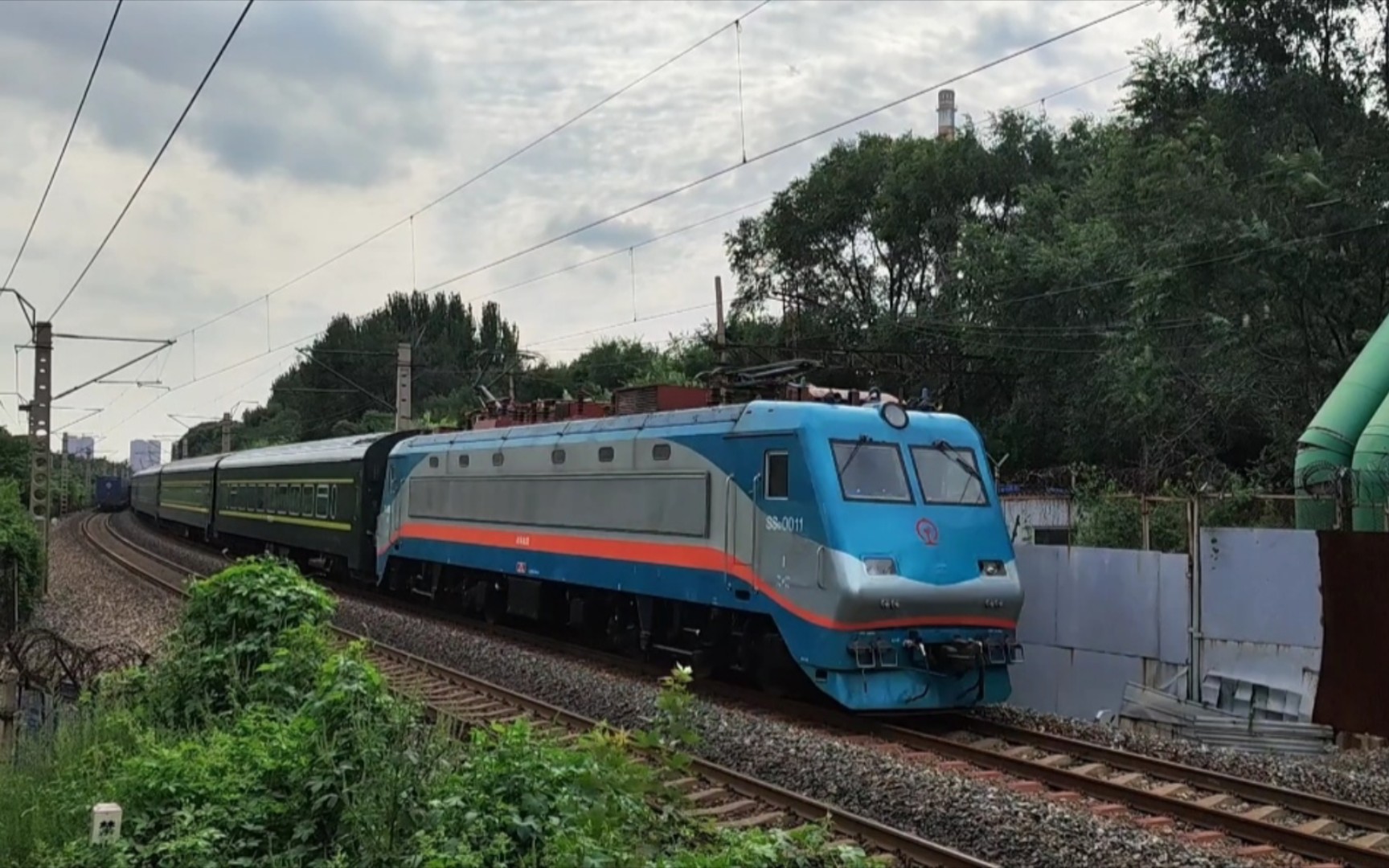 韶山9型電力機車牽引龐巴迪25t車廂從鞍山站向北駛來(z5015次列車