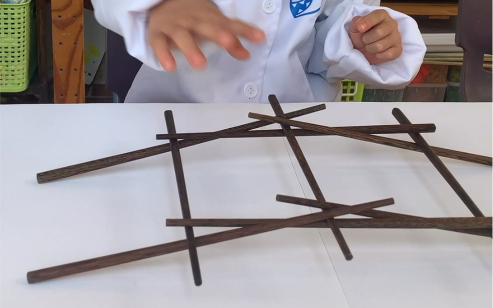 孩子用九根筷子搭一座简易的赵州桥