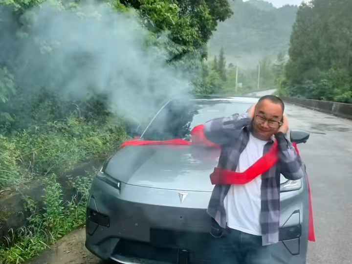 39 岁靠自己送外卖买了新车，没有人祝福我，自己躲起来给自己庆祝一下，祝福我的都是陌生人。#人生第一辆车 #深蓝汽车 #深蓝s05 #长安汽车
