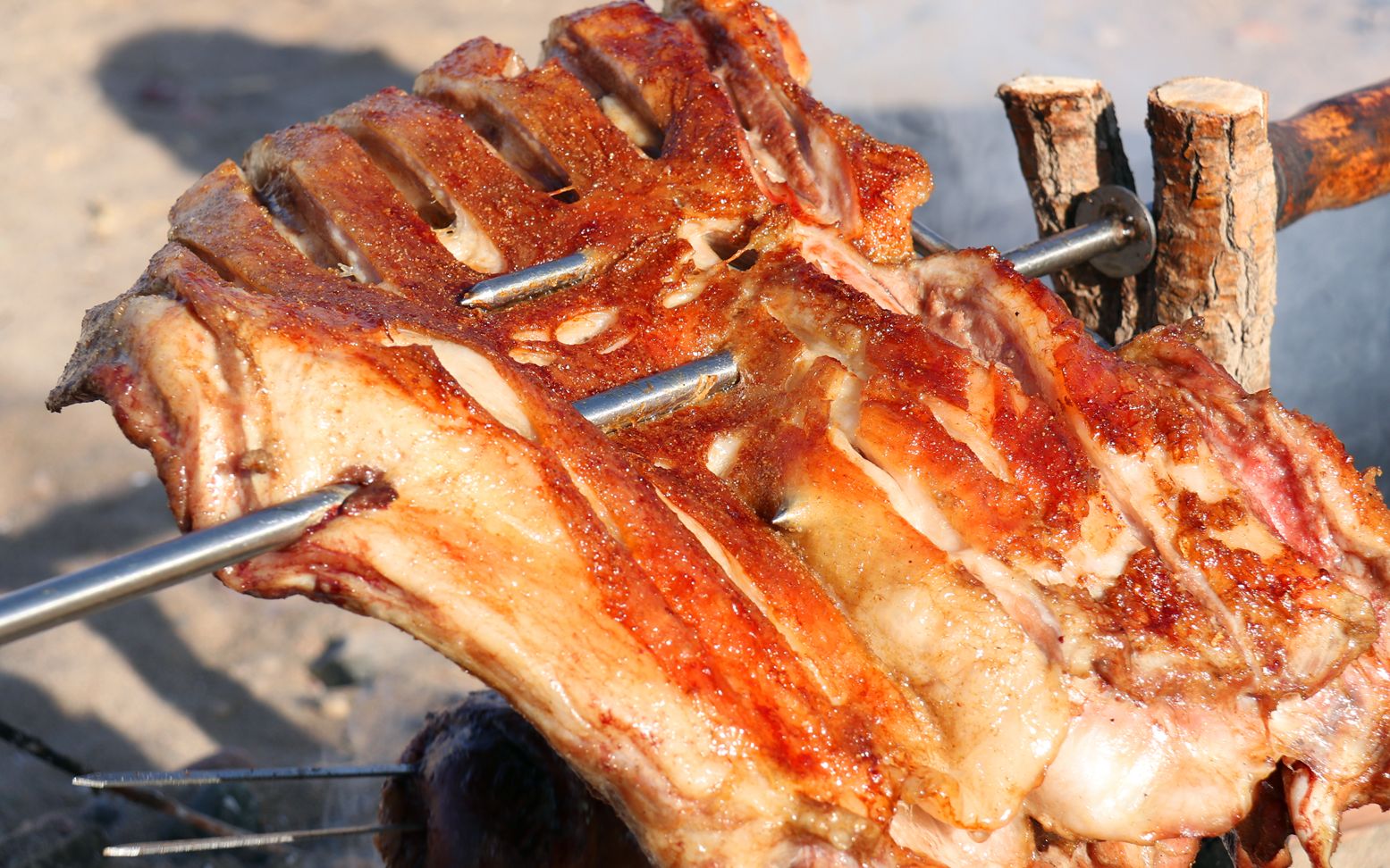 这样做炭烤羊排,外焦里嫩,肉质鲜美,吃起来太过瘾了