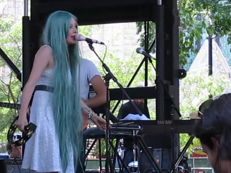 [图]Twin Sister - Meet The Frownies - Live at Pitchfork Music Festival 07 17 2011