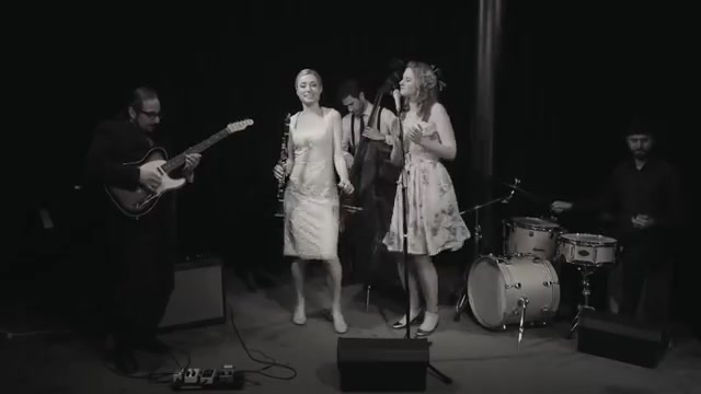 [图]Tu Vuo' Fa' L'Americano - Hetty & the Jazzato Band (1)