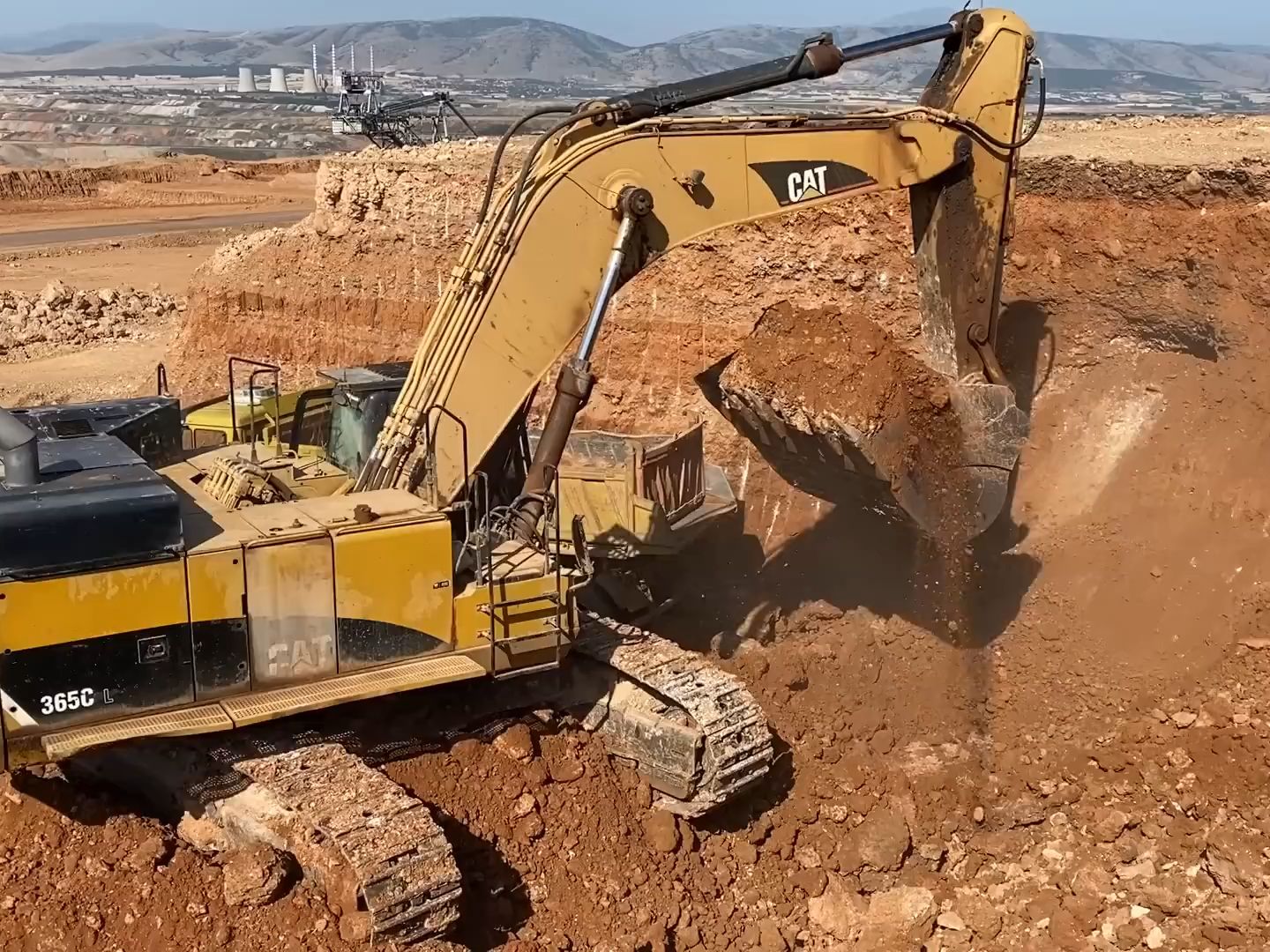 卡特365c挖掘机与卡车