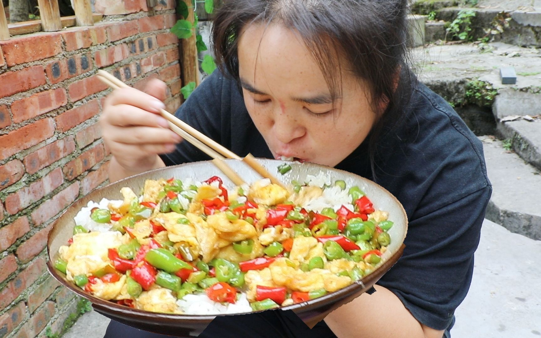 余秋辣炒鸡蛋盖饭,拌着饭吃超级辣,又辣又香太下饭,米饭扒拉吃哔哩哔哩bilibili