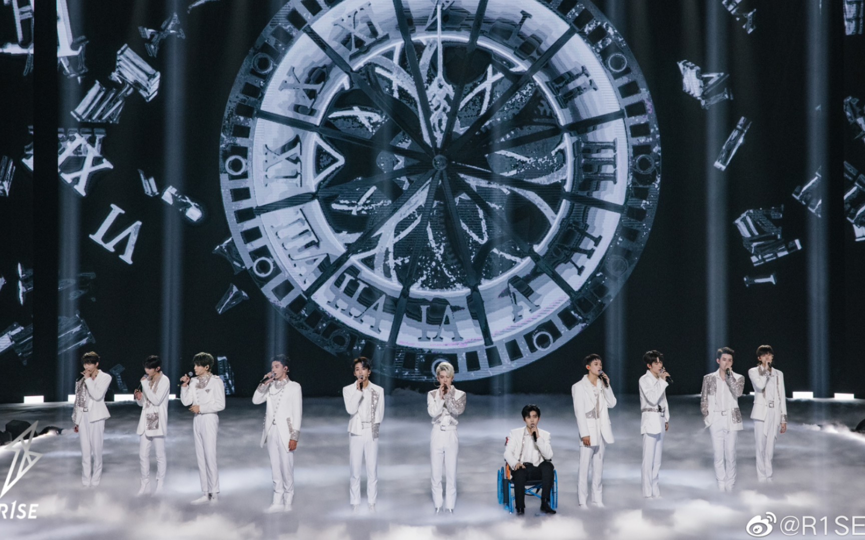 r1se给小壶弄了一个最近某音比较火的打歌舞台