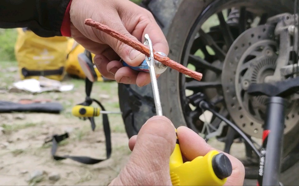 摩旅第59天,摩托车挑战丙察察,一天爆胎两次,现场教学辣条补胎