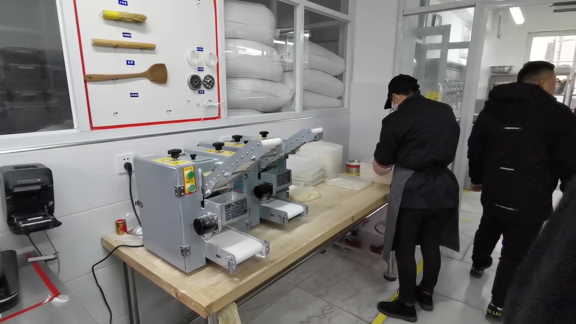 饺子馆生意红火,老板入手两台饺子机,后厨效率提高十几倍_哔哩哔哩