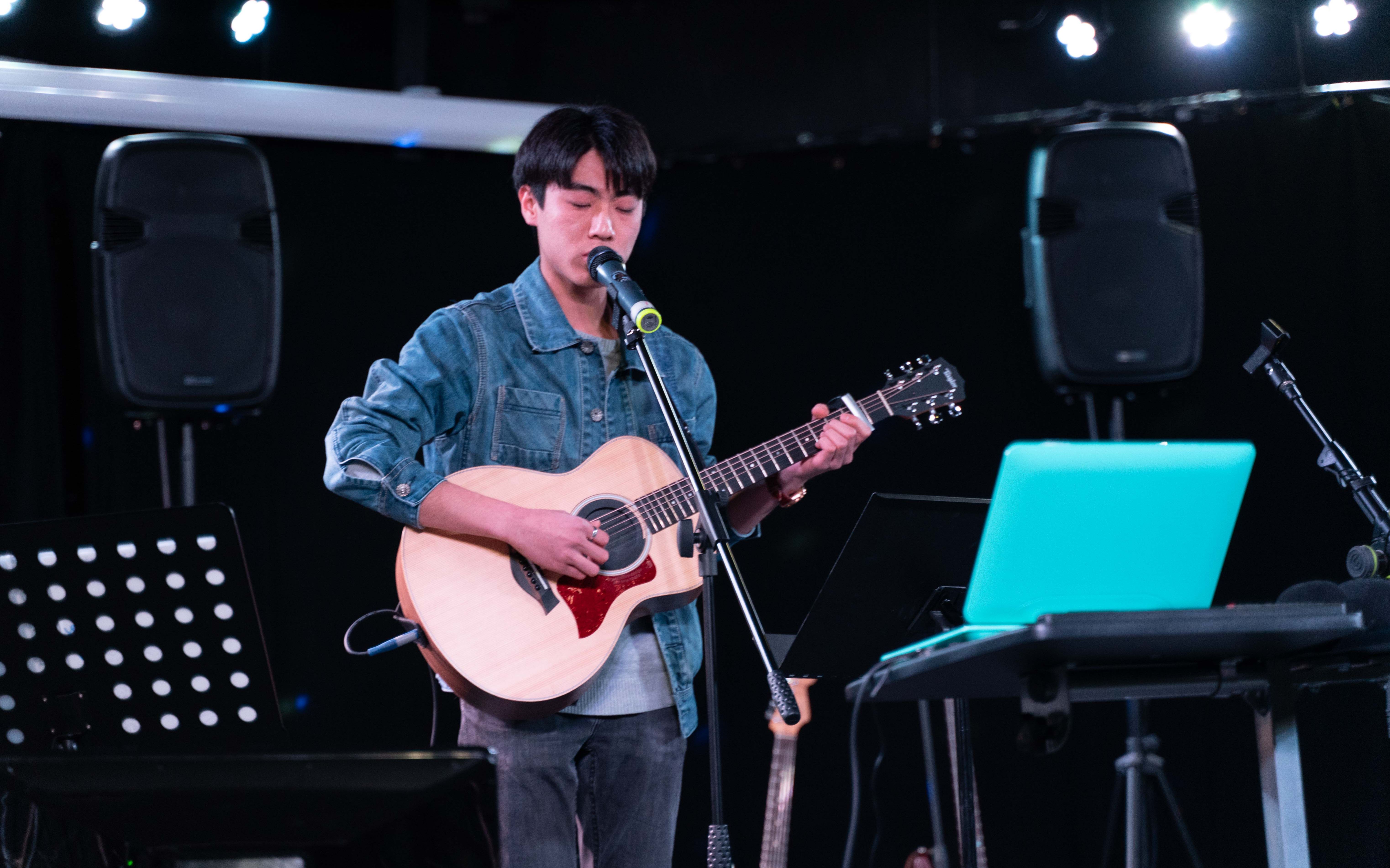 成都live版cover赵雷第一次上台唱live