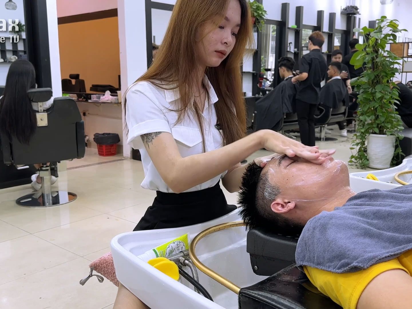 越南理发店美女按摩及relax按摩师