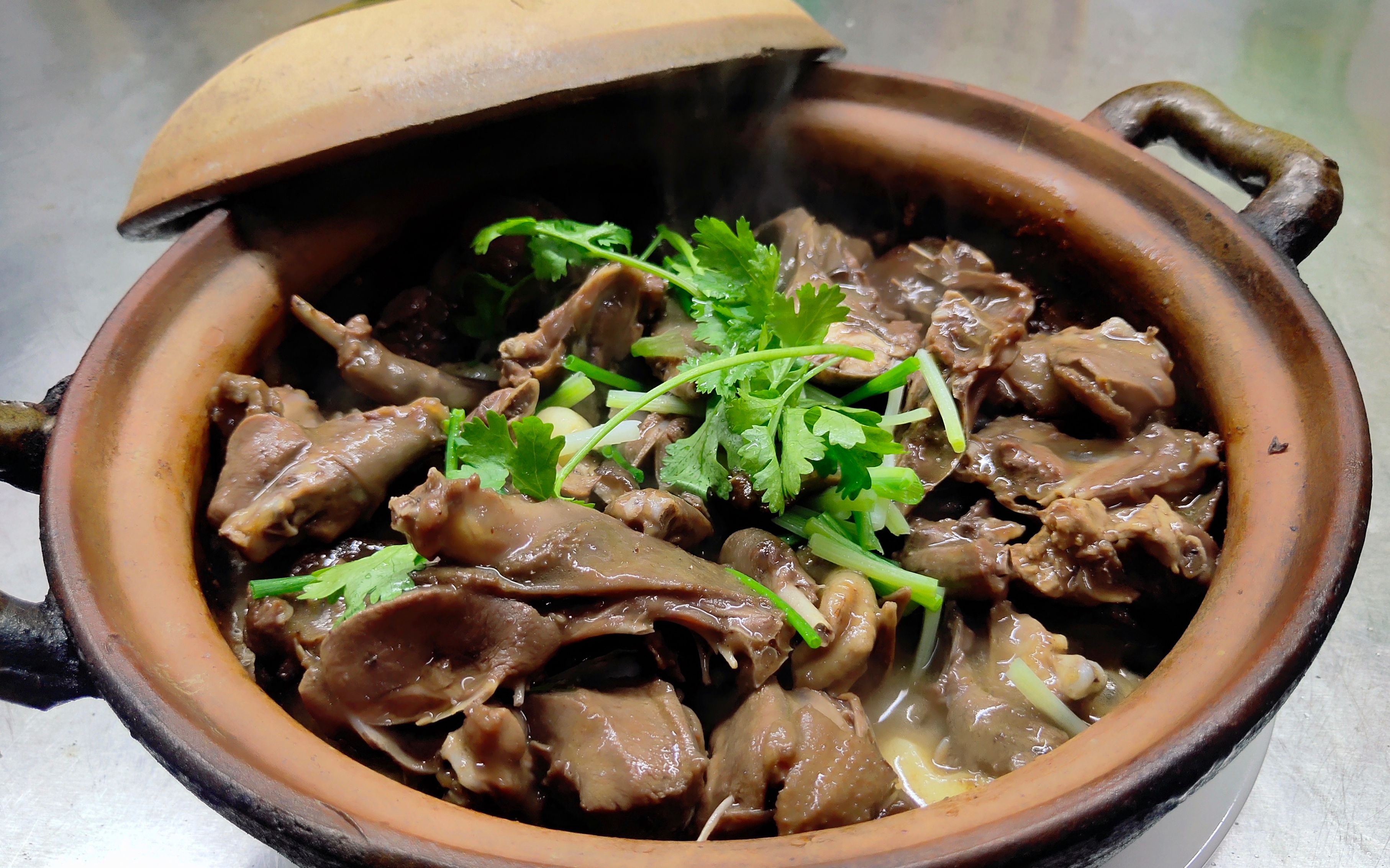 火爆了几十年的生意,全靠一道砂锅生焗乳鸽,学会了做招牌菜