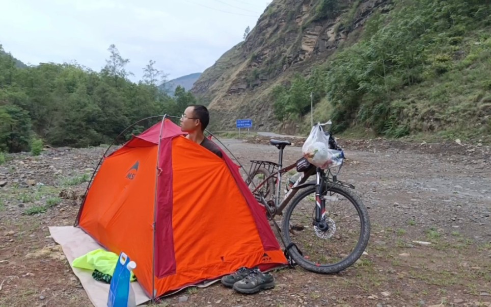 骑行四川凉山,山上刮风又下雨,超级冷,幸亏找到玻璃棚棚避雨哔哩哔哩bilibili