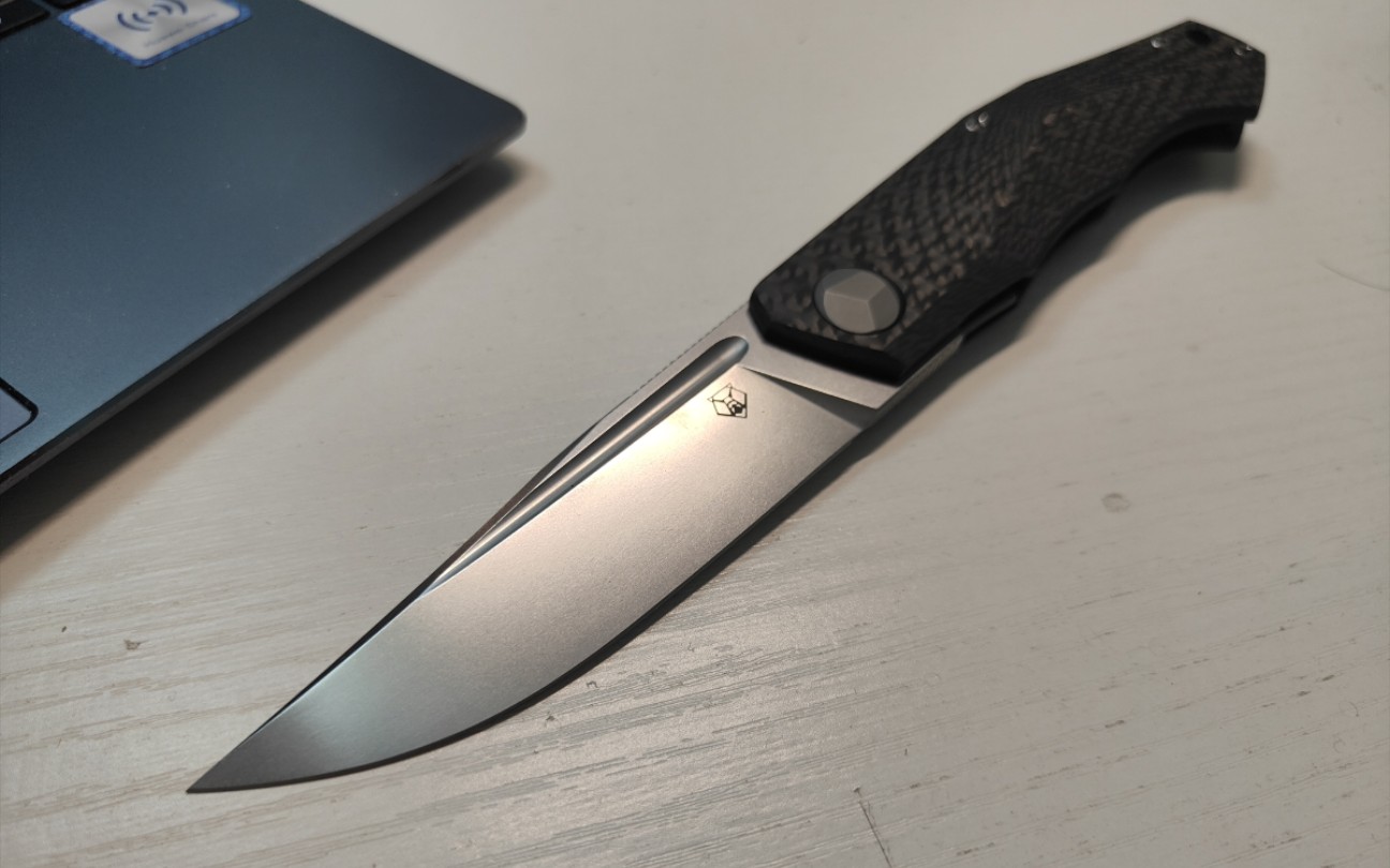 折刀展示绿刺复刻熊头pero辛科维奇设计碳纤维刀柄96g轻量化设计