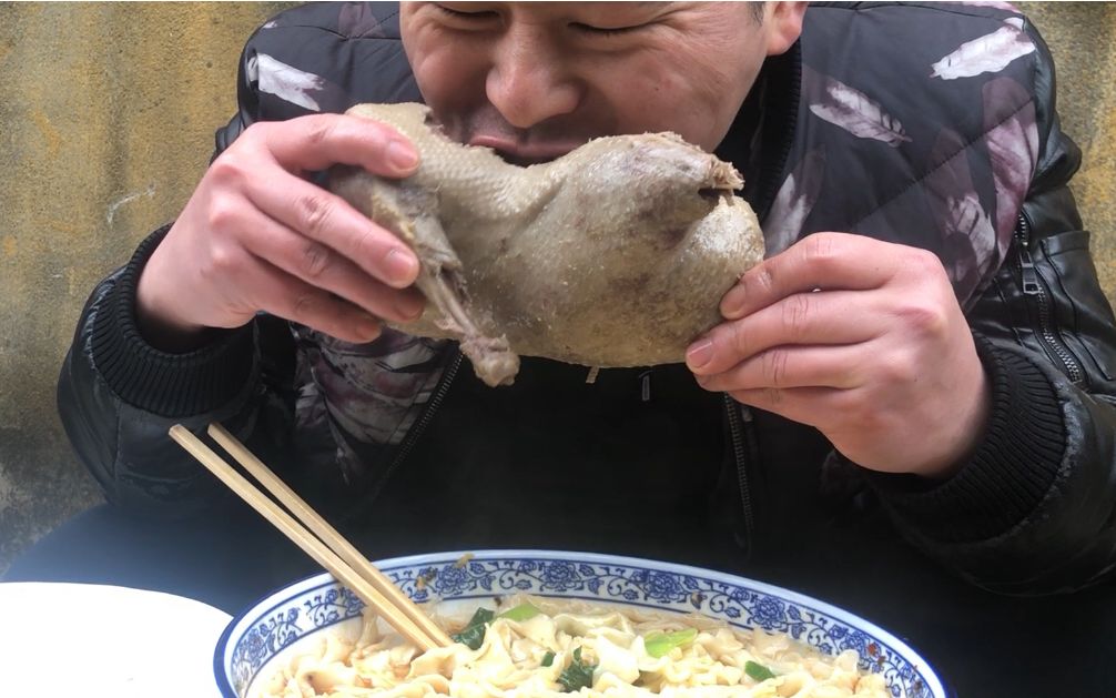 超小厨做了大碗刀削面,半只盐水鸭直接猛啃,大口吃肉真是太过瘾了