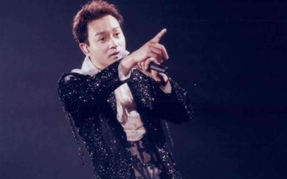 追忆哥哥张国荣,谭咏麟现场演唱《沉默是金》,哭倒台下一大片!