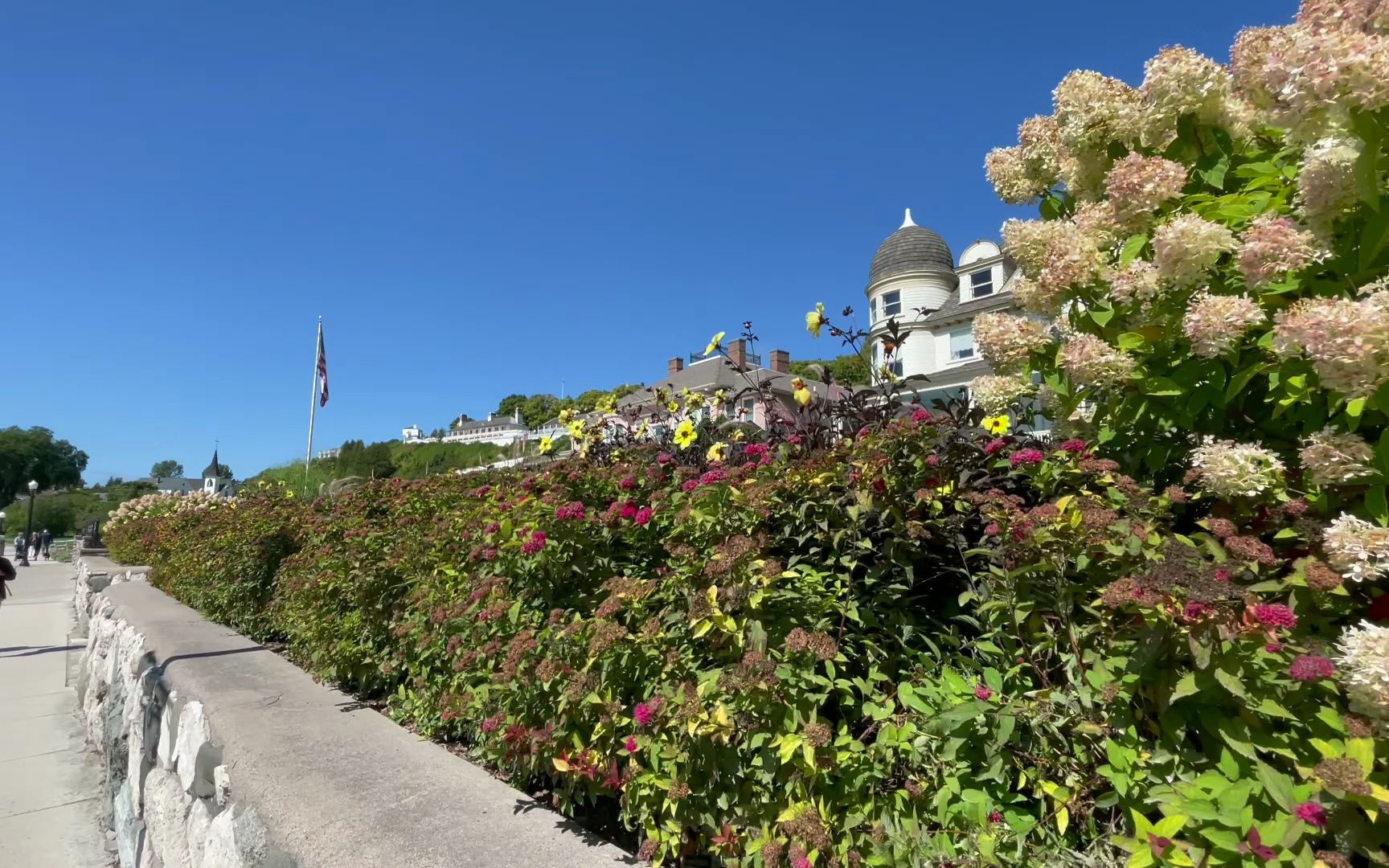 [图]看风景：世界著名的花园岛！2023年麦基诺岛夏季花园之旅。