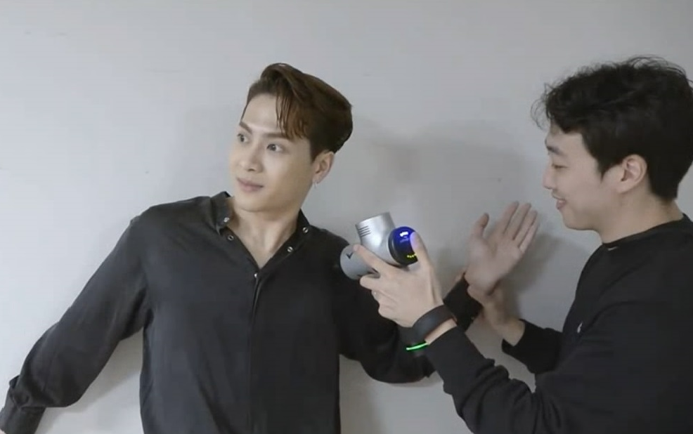 【got7】同样是用筋膜枪按摩,金有谦很淡定,王嘉尔难受的小表情好好笑