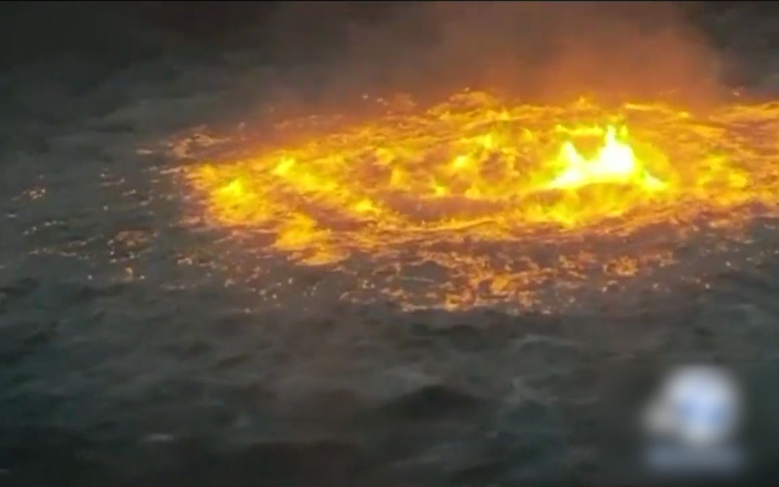惊险场景！墨西哥突发海上大火 海面现巨大火眼 持续燃烧5个多小时