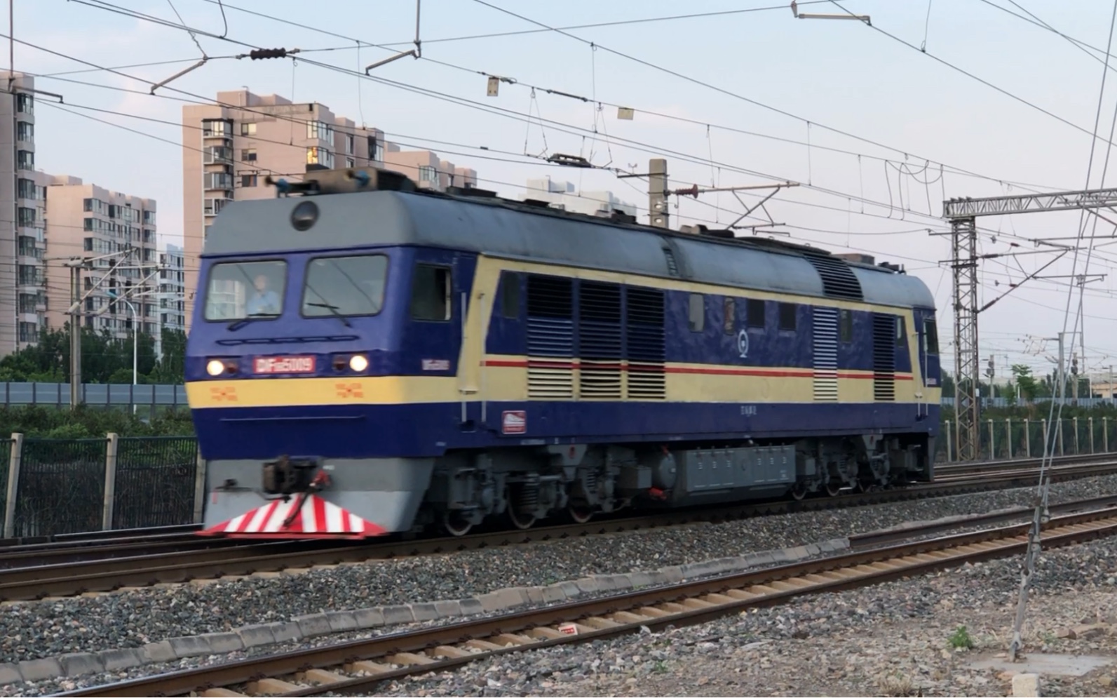 df8b-5009,京局津段,单机由津山线上行驶出张贵庄站,去往天津站方向