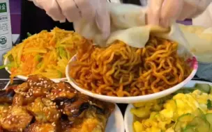 Download Video: 有个友友要的菜夹饼没有，但我这有饼夹菜【筋饼+馒头加菜+灌汤包+鸡蛋灌饼……】