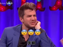 Tải video: Adam Lambert 亚当兰伯特谈和女生“做饭”，gay主持人好奇问感受。