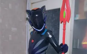 Video herunterladen: 【EVA新世纪福音战士】LaTeX胶衣碇真嗣13号机作战服试穿摆拍cos