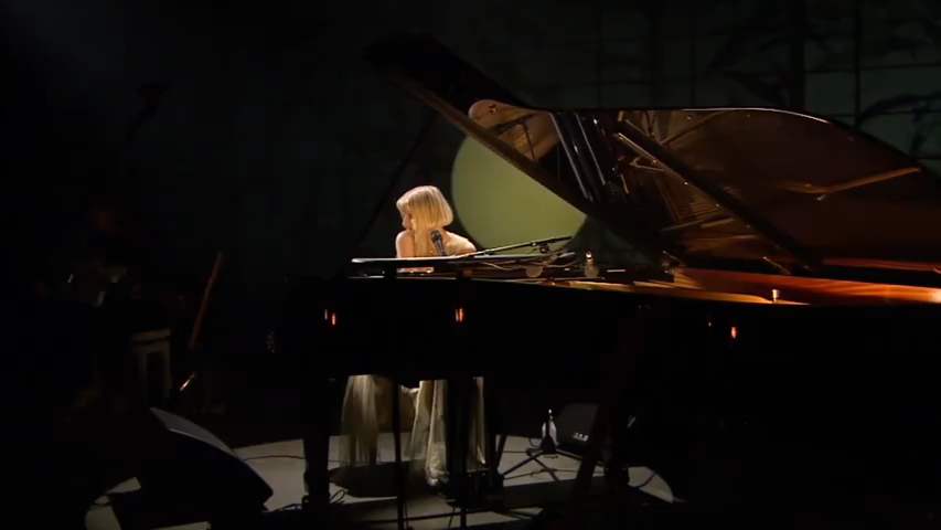 挪威音乐才女aurora在音乐节翻唱massive attack的《teardrop》,原版