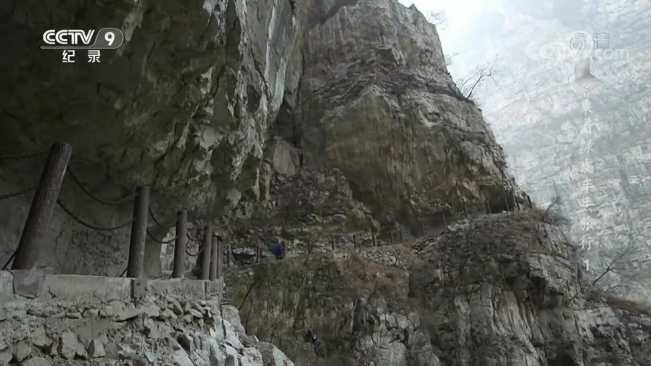 [图]震惊！千米悬崖上 居然还藏着一座村寨 道路陡峭 至今没有通公路 村民只能步行上下山《乘着绿皮车去旅行》第一集【CCTV纪录】