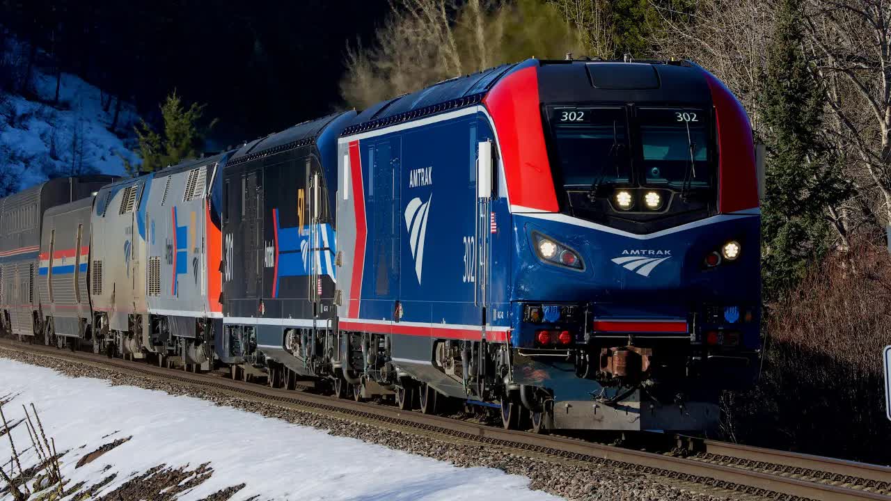 帝国建设者号上的amtrak alc-42充电器机车