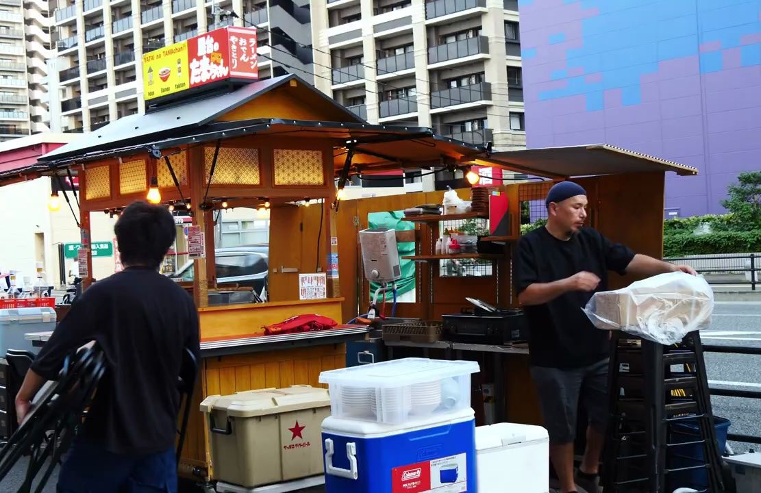烤鸡肉串和烧拉面 人气日式小吃摊 每天都挤满了顾客