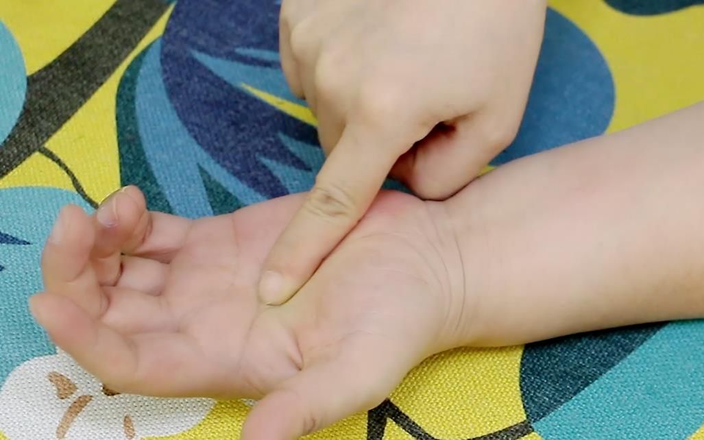 中老年人高血压不用愁,按摩手上2个"降压点",血压只降不升_哔哩哔哩