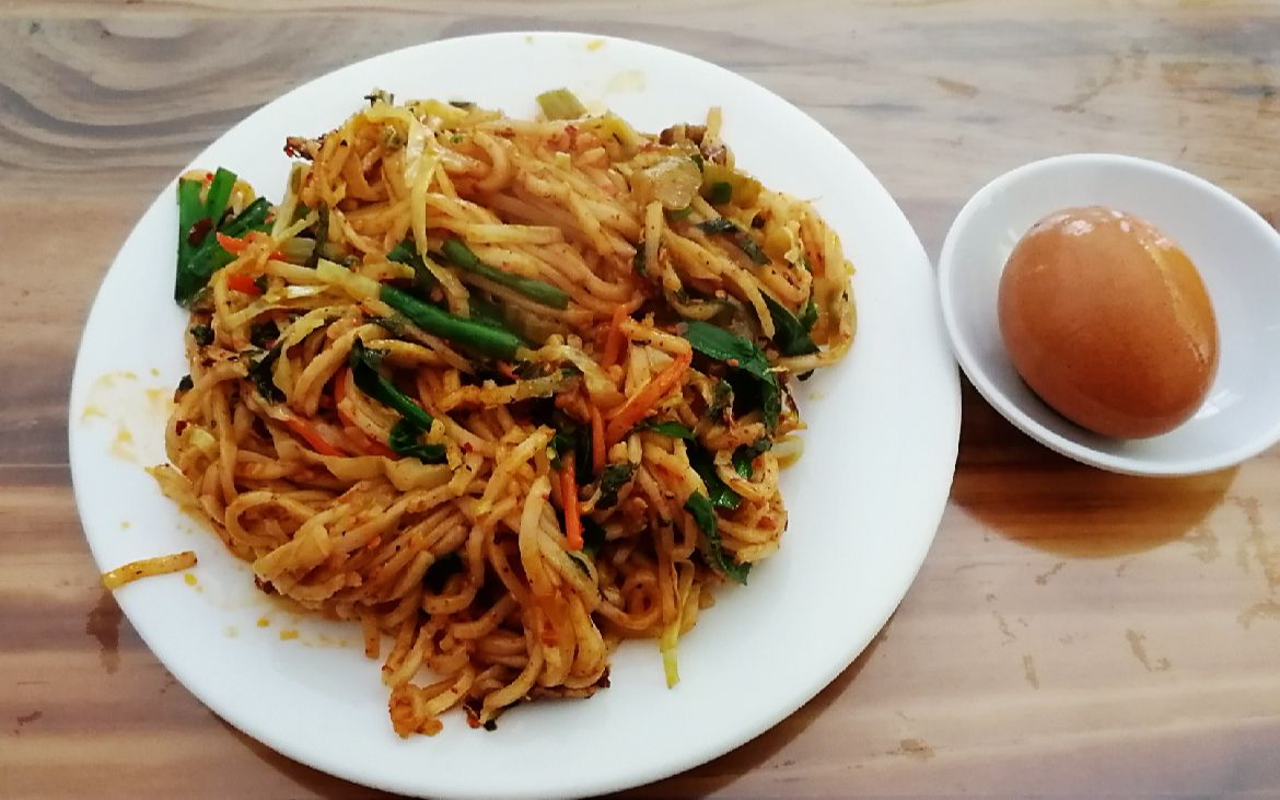 品尝云南大理特色炒饵丝在大理古城20元以内很难吃饱