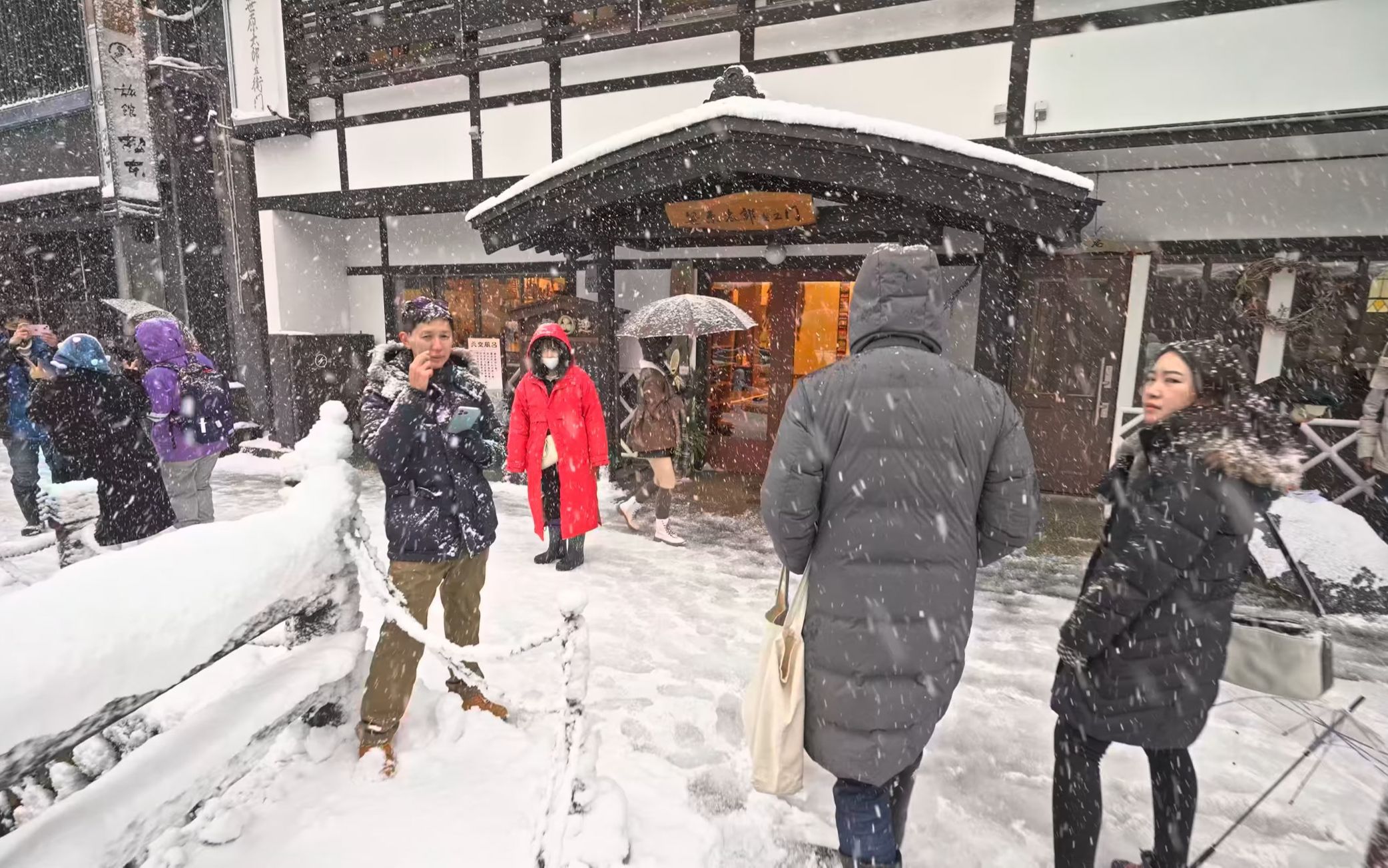 [图]【4K云旅日本】漫步白天雪花纷飞的银山温泉