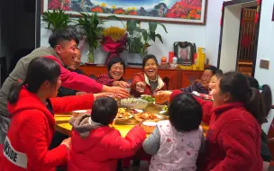 Скачать видео: 胖妹家迎新年，大年30晚上，四世同堂围一桌，边吃边聊笑呵呵