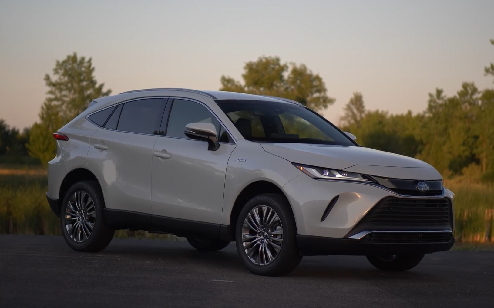 2021丰田威飒北美唯美超技术宅内外饰及底盘详解