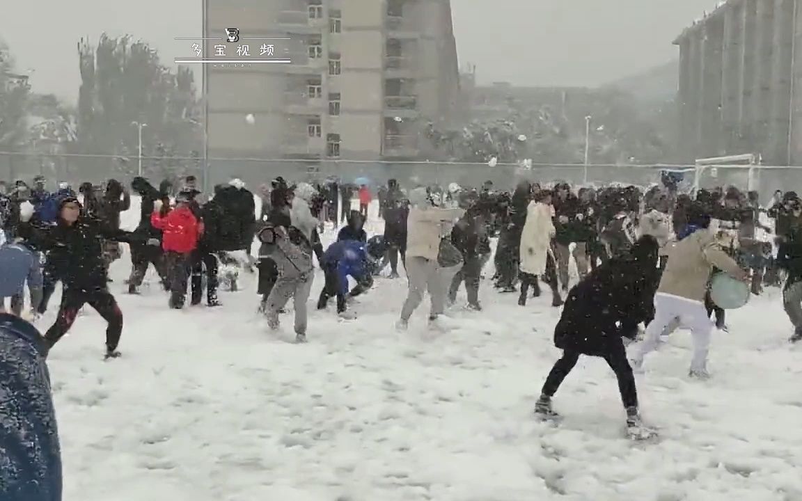 [图]东北打雪仗有多狠：打血仗吗，躺板板的那种