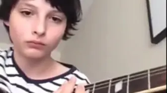 Скачать видео: 【Finn Wolfhard】芬弹奏Should I Stay or Should I Go